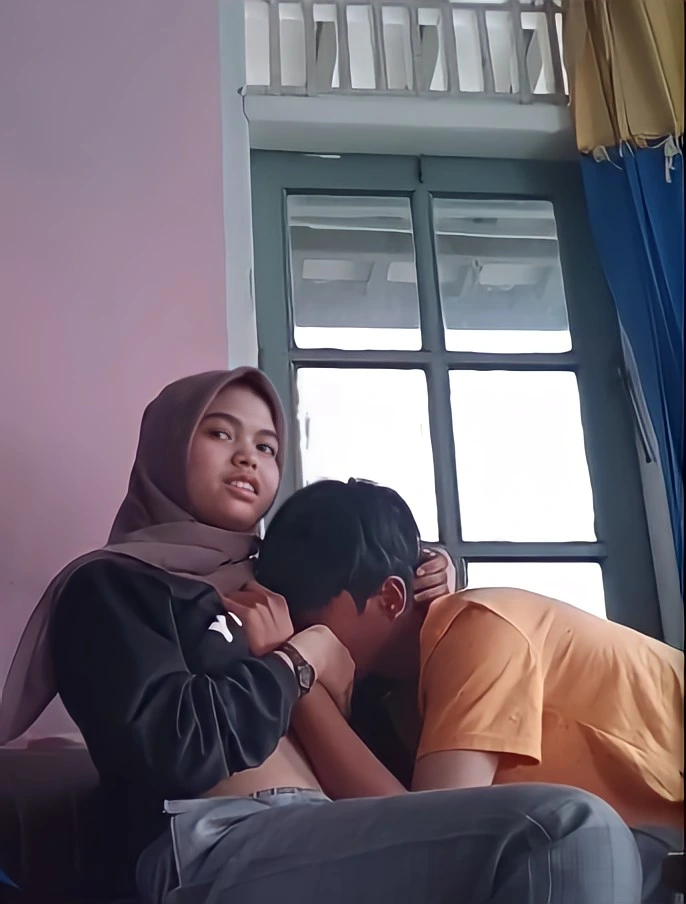 Bokep Indo | Bociel Kenyut Nenen di Ruang Tamu