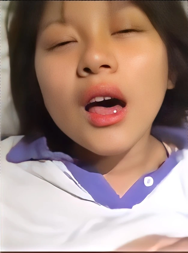 Bokep Indo | Ewe Dede Muka Imut Crot di Muka